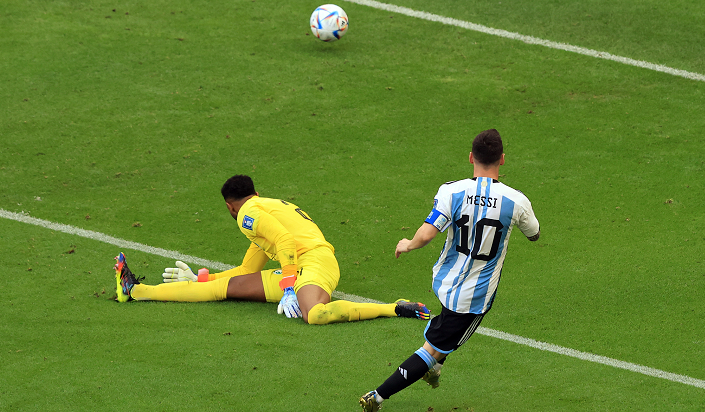 关于梅西连续十场比赛得分超过比赛局势复杂，独行侠不断突破！观众掌声雷动的信息