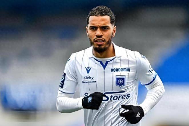 重返赛场引发热议！，Uzi在DWG比赛中险胜引发球迷热议的简单介绍