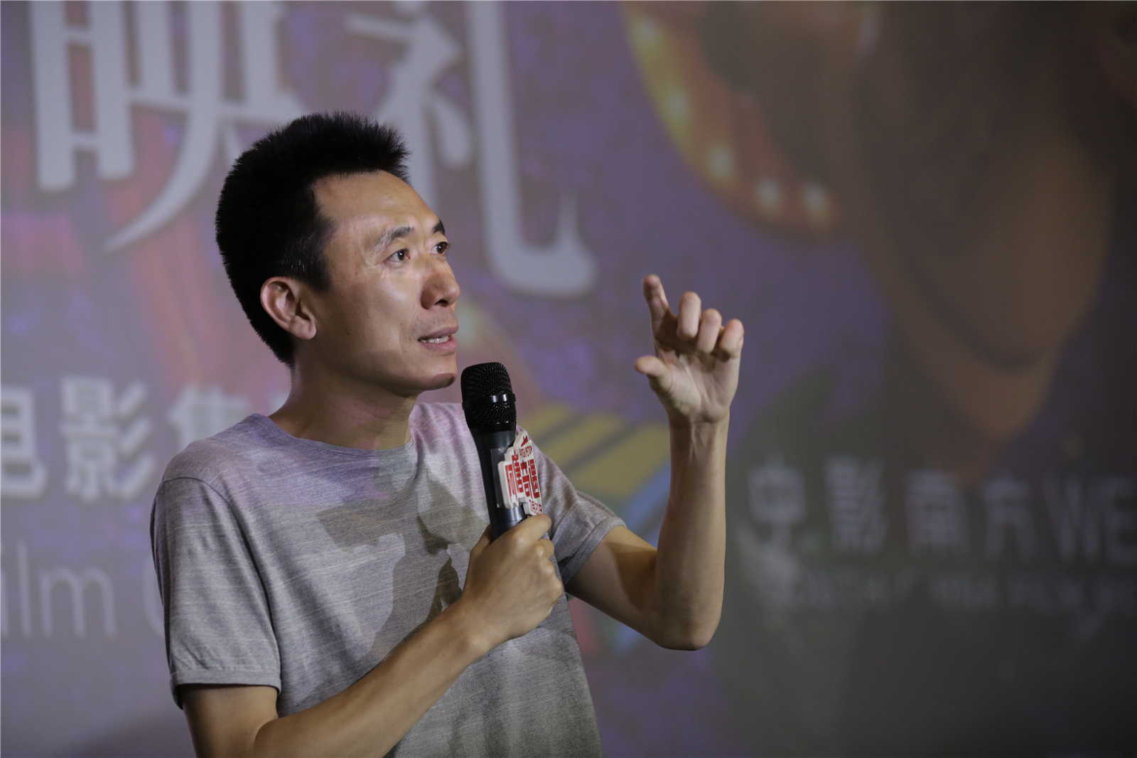 开云APP-爆冷首场状态出色，西班牙队观众沸腾！，Karsa重返赛场观众掌声雷动(光战队覆面人37集国语)