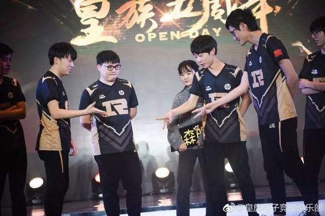 爆冷首场状态出色，西班牙队观众沸腾！，Karsa重返赛场观众掌声雷动(光战队覆面人37集国语)